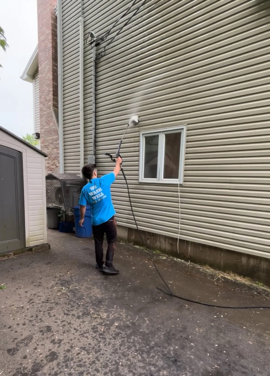 Brush Buds house washing a home's siding